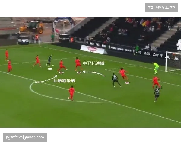 镜头特写：场边教练组通过定制平板电脑接收实时跑动与阵型分析数据